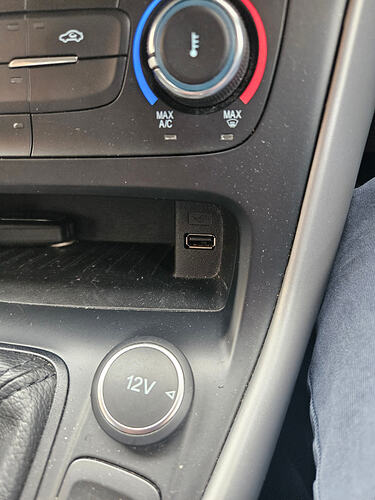 Centre console USB port